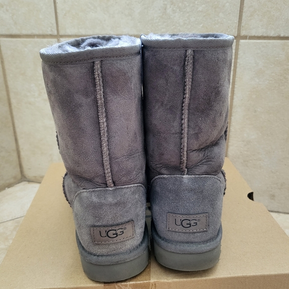 UGG Classic Short II size 8 - Picture 3 of 6